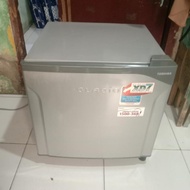 Kulkas Mini Portable merk Toshiba Glacio Normal