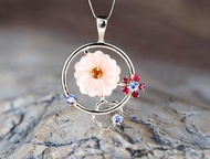 鑲嵌珍珠母、坦桑石、粉色和橙色藍寶石的花朵吊墜