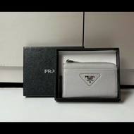 Prada 淺灰藍皮L拉鍊小夾