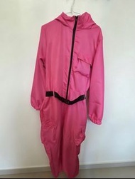 魷魚遊戲服裝桃紅色，包括連身服、腰帶、手套及面具一個