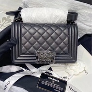 Chanel • 經典荔枝牛皮Le Boy 20 全黑 So Black 小號
