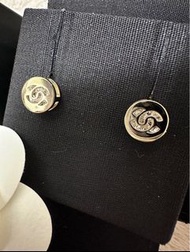 熱賣🔥Chanel mini Earrings 簡單迷你閃石 鈕扣 耳環 淡金色