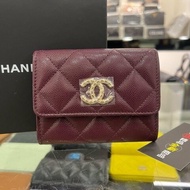 東區正精品㊣CHANEL AP4088 全新香奈兒酒紅色荔枝牛皮金釦釦子內裏迴紋針圖雙層卡片夾零錢包 RZ6586