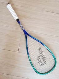 這是一隻由知名運動品牌 Prince 出品的經典壁球拍（Squash Racket）。以下是這隻球拍的詳細介紹： 

​1. 基本資訊與品牌

​品牌：Prince（底蓋與拍頸皆有標誌性 Logo）。