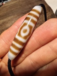 極品嫩色寶蓋三眼天珠。品相如圖包漿漂亮。溫潤如玉，喜歡留言！收藏極品。。至純級別