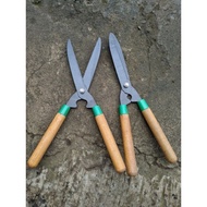 / GRASS SHEARS GARDEN SHEARS QUALITY WOODEN HANDLE FENCE SHEARS Good Quality