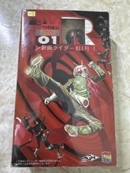 Medicom Toy 出品的 Real Action Heroes (RAH220) 系列 假面騎士舊1號 (Masked Rider Old 1) 1/8 比例可動人偶。包裝盒正面印有經典的假面騎