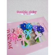 GANTUNGAN Double daisy wire feather Keychain by flovicraft_ | Daisy feather wire keychain | Keychain