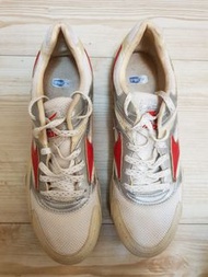品牌美津濃Mizuno白色釘鞋原價3000多，時尚輕盈舒適，男女皆可，未曾下過水26cm8~9成新見圖唯此一雙唷