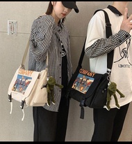 กระเป๋าสะพายข้างใส่หนังสือได้ กระเป๋าคาดอก สําหรับผู้ชาย กระเป๋าแมสเซนเจอร์สำหรับผู้ชายและผู้หญิง(ไม่รวมจี้)