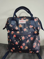 Cath Kidston防水大開口輕量後背包，經典印花，時尚兼具實用機能性，無論是媽咪、上班族、學生都很適合，已經全部內外清洗過，市場價格請參考商品照最後一張，兩千起跳！Cath Kidston成立至今仍不斷地擷取英倫特有的復古元素，將美麗繽紛的花卉圖案在每一個新的季節重新演繹，充分展現品牌對於印花概念的堅持！