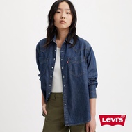 Levis 女款 寬鬆微落肩版牛仔襯衫外套 / 精工深藍染石洗 / 寒麻纖維 熱賣單品
