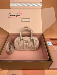 Miu Miu Arcadie Matelassé 奶茶粉杏色羊皮保龄球手提袋miumiu
