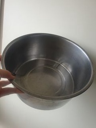 不鏽鋼鍋子，煮湯煮麵都可，也可以當做大電鍋的內鍋，304不鏽鋼經久耐用，直徑28（內徑26）深12公分9成新見圖唯此一個