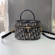 Dior 30 montaigne vanity case smip  dior bag