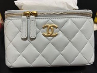 接近原價～Chanel vanity case 23S淺藍色山茶花調節扣盒子