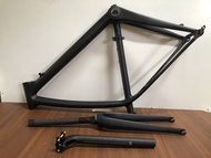 这是一套哑光黑色碳纤维公路自行车车架组，原配3件 。