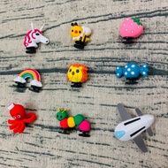 Jibbitz stick 3D attached to sandals and backpacks