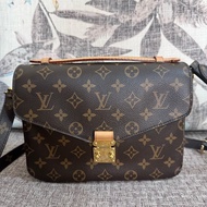 LV熱門經典郵差包metis