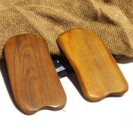 肖楠木按摩器、刮痧板－天然肖楠/梢楠原木材質，木質堅硬耐用，因是天然肖楠原木，每個都有獨特的天然差異性，散發原木淡雅清香