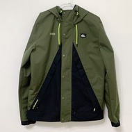 QUIKSILVER MOON LIGHT WATERPROOF JACKET 防潑水 外套 保暖 多拉鍊 防風 包脖圍 高領 連帽外套 帽T 露營 男版 軍綠配色 S號 EQYJK03713 JKT-M TP0_23 #23寒假收心操