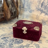 40060-法國古董紅色絨布鑲金屬花邊珠寶盒