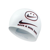 NIKE 成人矽膠泳帽 HAVE A NIKE DAY 泳帽 低過敏 高彈性 防水泳帽 NESSD122/ 100 白x笑臉