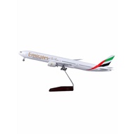 Emirates Airlines Flight Boeing B777-300ER Display model 1/150
