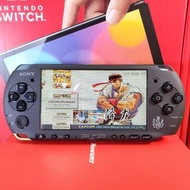 怪物獵人Sony PSP3000掌上遊戲機PSP遊戲掌機齊件：①高速128G卡已入滿過百遊戲+②卡套+③三腳雙USB多功能火牛+④充電線+⑤數據線+⑥原廠電池+⑦OPPO金屬入耳式立體聲遊戲耳機+⑧專用收納包————已升級固化最新系統，可玩絕大部分超過20000款遊戲（門市開單，半年保養）