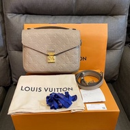 Louis Vuitton LV正品95新 Pochette Métis 皮革壓紋郵差包米色 芯片款