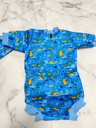 【2手-近全新】 泳衣+泳帽 Splash About 潑寶 嬰兒 尿布褲 連身 防曬 抗UV-奇幻鱷魚(嬰兒連身泳裝)