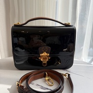 lv復古很有型 漆皮斜背包