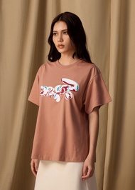 CROCODILE MOCHA MOUSSE BROWN OVERSIZED FIT CREW NECK SHORT SLEEVE T-SHIRT WITH GRAPHIC PRINT เสื้อยื