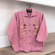 Oxy shop🔺งานใหม่✨เสื้อกันหนาวไหมพรมผู้สูงอายุ รุ่นอาม่า-67 ปักดอกไม้บนตัวเสื้อ ผ้านิ่มใส่อุ่นสบาย (พ