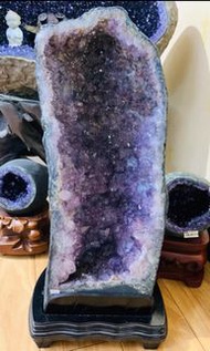 紫水晶洞 尺寸：高54cm，寬20cm 重：17公斤。送木底座