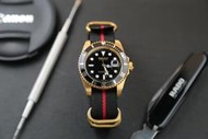 黑＋紅色nato錶帶～OMAX歐馬仕時尚勞利仕名款 日本製石英機心～黑水鬼黃金色submarine造型不鏽鋼製石英錶