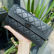 Chanel香奈兒經典Le Boy 全黑荔枝牛皮翻蓋長夾So Black 全配有盒