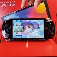 標配新淨Sony PSP2000掌上遊戲機PSP遊戲掌機帶齊配件：①高速64G卡已入滿過百遊戲+②卡套+③原廠電池+④三腳雙USB多功能火牛+⑤充電線+⑥數據線+⑦水晶保護殼————已升級固化最新系統，可玩絕大部分超過20000款遊戲（門市開單，半年保養）