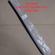 MUX dmax 4JK 4Jk1 exterior front door glass seam