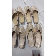 Groom's and groom's slippers