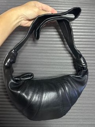 LEMAIRE 黑色羊皮牛角包小號