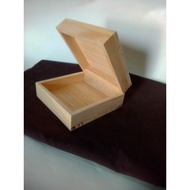 Box 8 x 8 x 5 cm