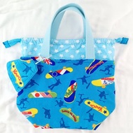 附姓名吊牌。帥氣滑板。幼兒園小學適用 可機洗束口便當袋 午餐袋