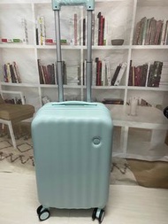 20 吋帶茶杯架USB充電天空藍登機行李箱旅行箱 35 x 22 x 55cm Sky blue 20 inch luagguage for handcarry with USB portal and cup holder