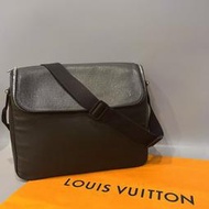 【天朝上品】美品 《 Louis Vuitton LV 黑色TAIGA布拼皮掀蓋斜背包/肩背包/男包》