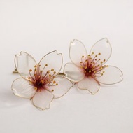 手工制作的发夹精致的樱花花朵由电线和环氧树脂制成