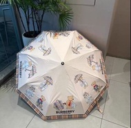 BURBERRY（巴寶莉）小熊圖案三折自動折疊晴雨傘 年度巔峰之作 經典高雅時尚 這就是被稱為英國BURBERRY風格所在 巴寶莉晴雨傘特別值得驕傲就是其超強的防曬功能 遮光率 紫外線遮光率（紫外線）