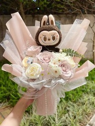 【急單✅】獨家原創·正版·專業花藝師用心製作 labubu公仔花束 拉布布公仔花束💐 人地賣$400+都係用仿品公仔，我呢度正版公仔+職業花藝師訂做，香皂花&仿真花，$429💓確認轉賬後長沙灣地鐵站交