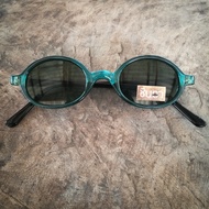 แว่นกันแดดวินเทจ เก่าเก็บยุค 90S Oval Frame Green กรอบเขียว ทรงรีมน เลนส์สีดำ หายากและไม่มีผลิตอีกแล