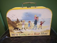 全新英國《Walker Books》［We're Going on a Bear Hunt］黃色行李箱形禮物盒（大）